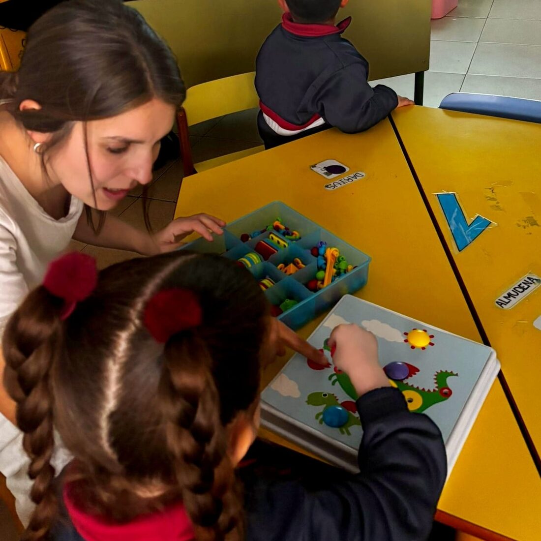 Profesional del centro acompañando a alumnado en una actividad