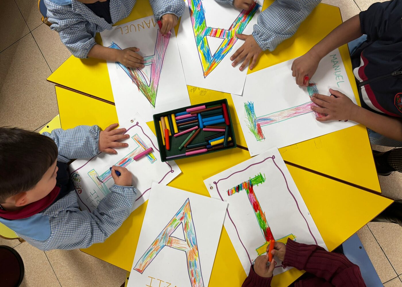 Alumnado realizando una actividad creativa