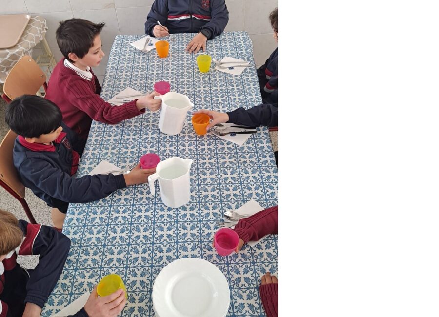 Alumnado durante una actividad relacionada con el comedor escolar