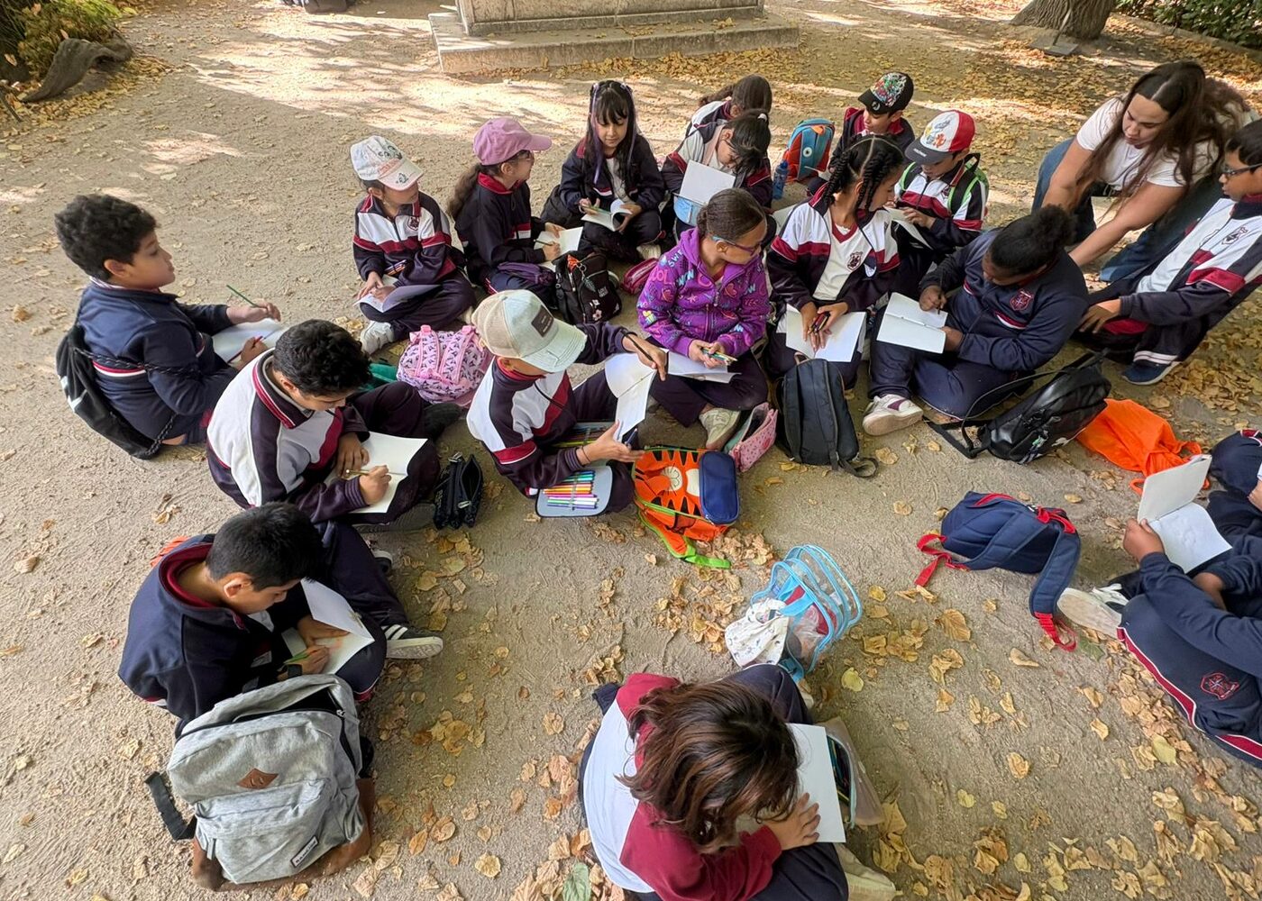 Grupo de alumnos compartiendo una actividad de convivencia