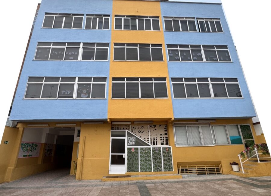 Fachada del Colegio Liceo Rosales en Villaverde