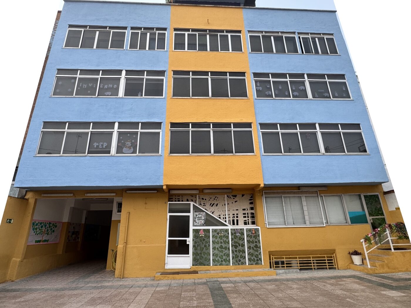 Fachada del Colegio Liceo Rosales en Villaverde
