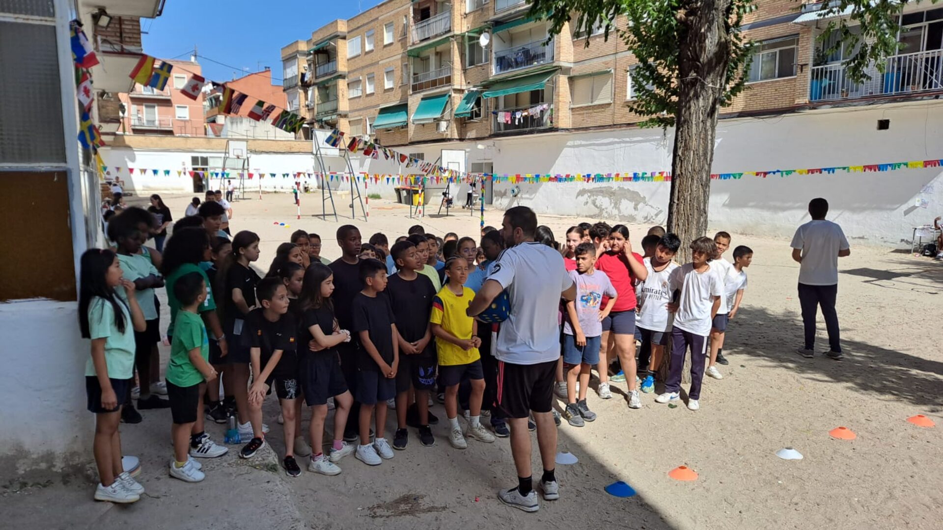 Alumnado participando en una actividad en el patio del colegio