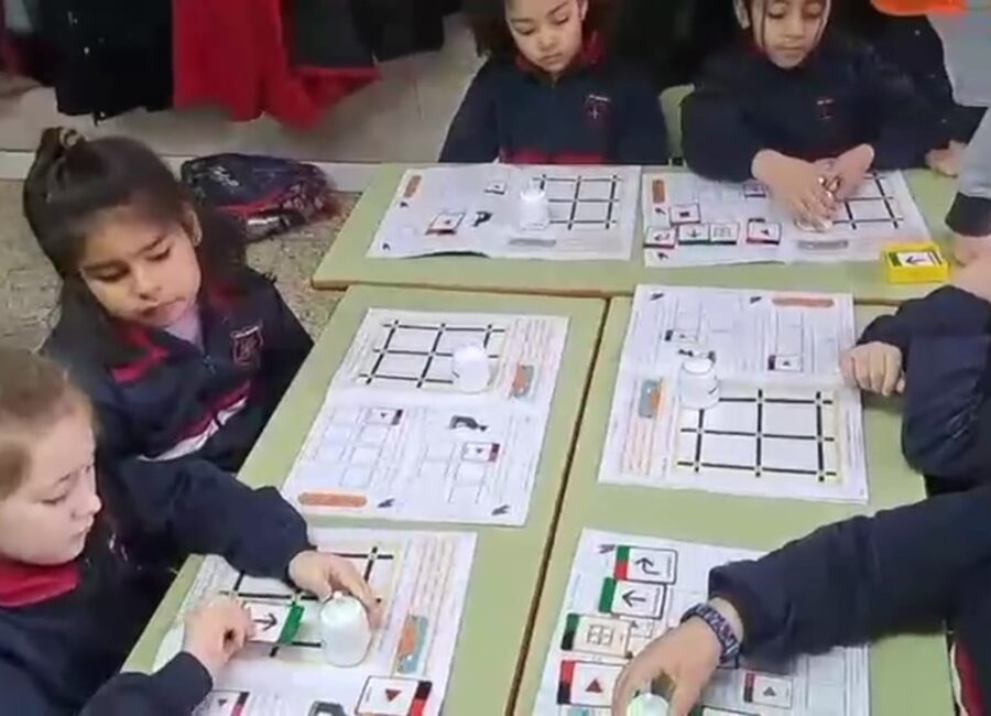 Alumnado trabajando en el aula durante el vídeo de puertas abiertas